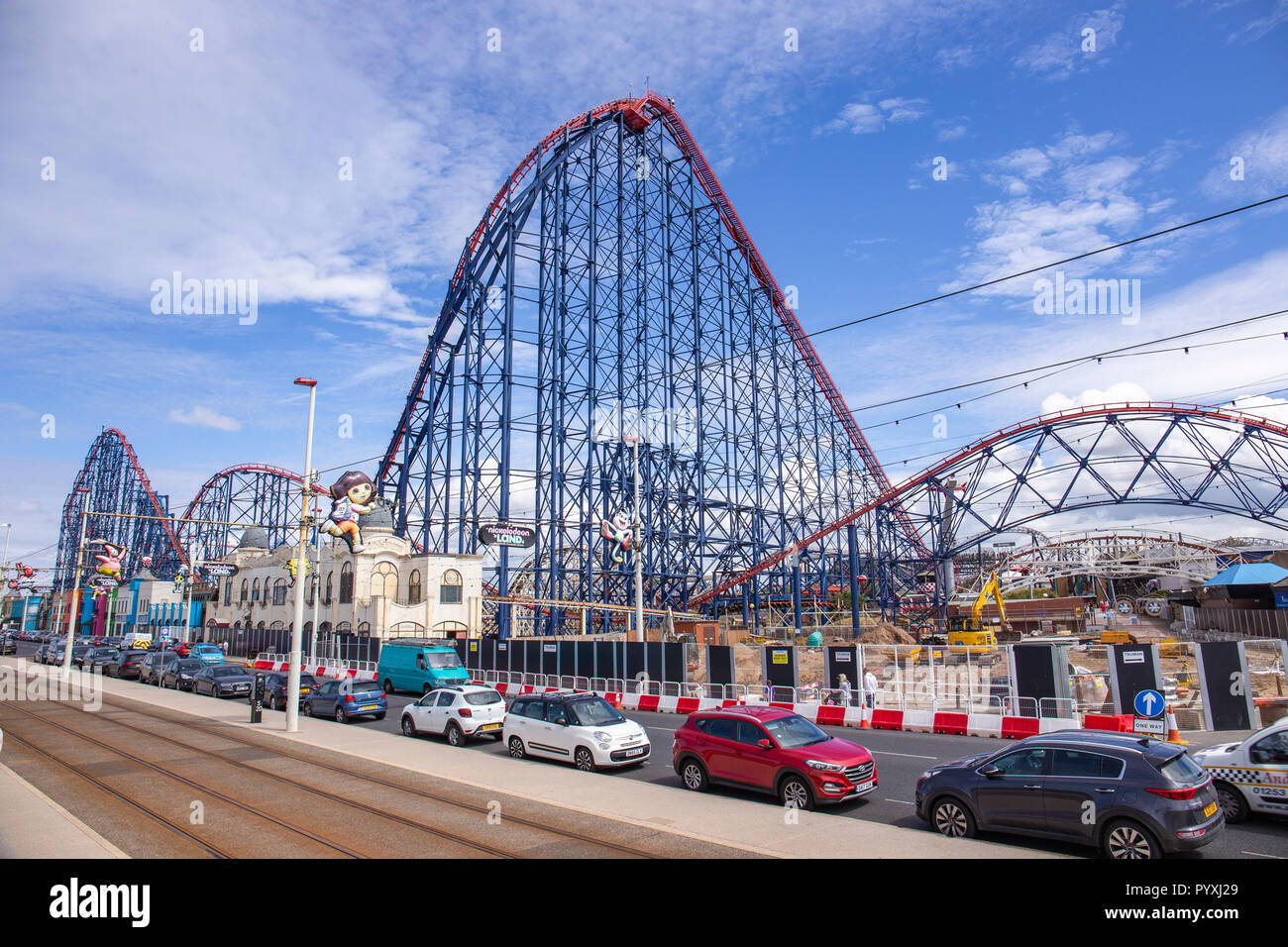 Achterbahn am Pleasure Beach in Blackpool, Lancashire, Großbritannien Stockfoto