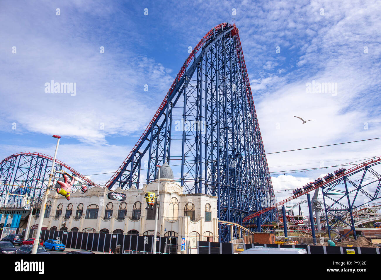 Achterbahn am Pleasure Beach in Blackpool, Lancashire, Großbritannien Stockfoto