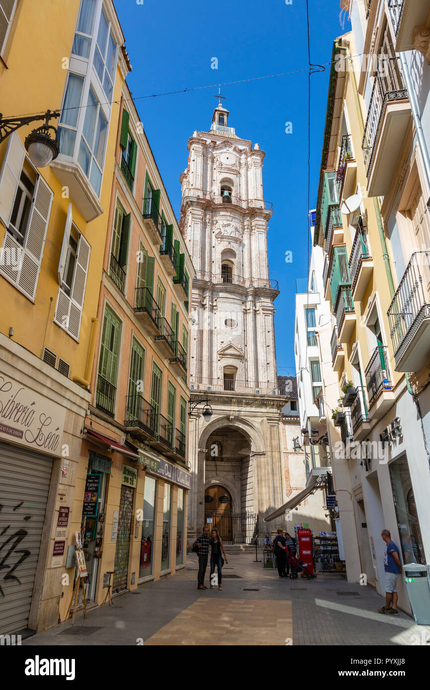Gasse in Malaga, Andalusien, Sain mit Iglesia San Juan Bautista am Ende Stockfoto