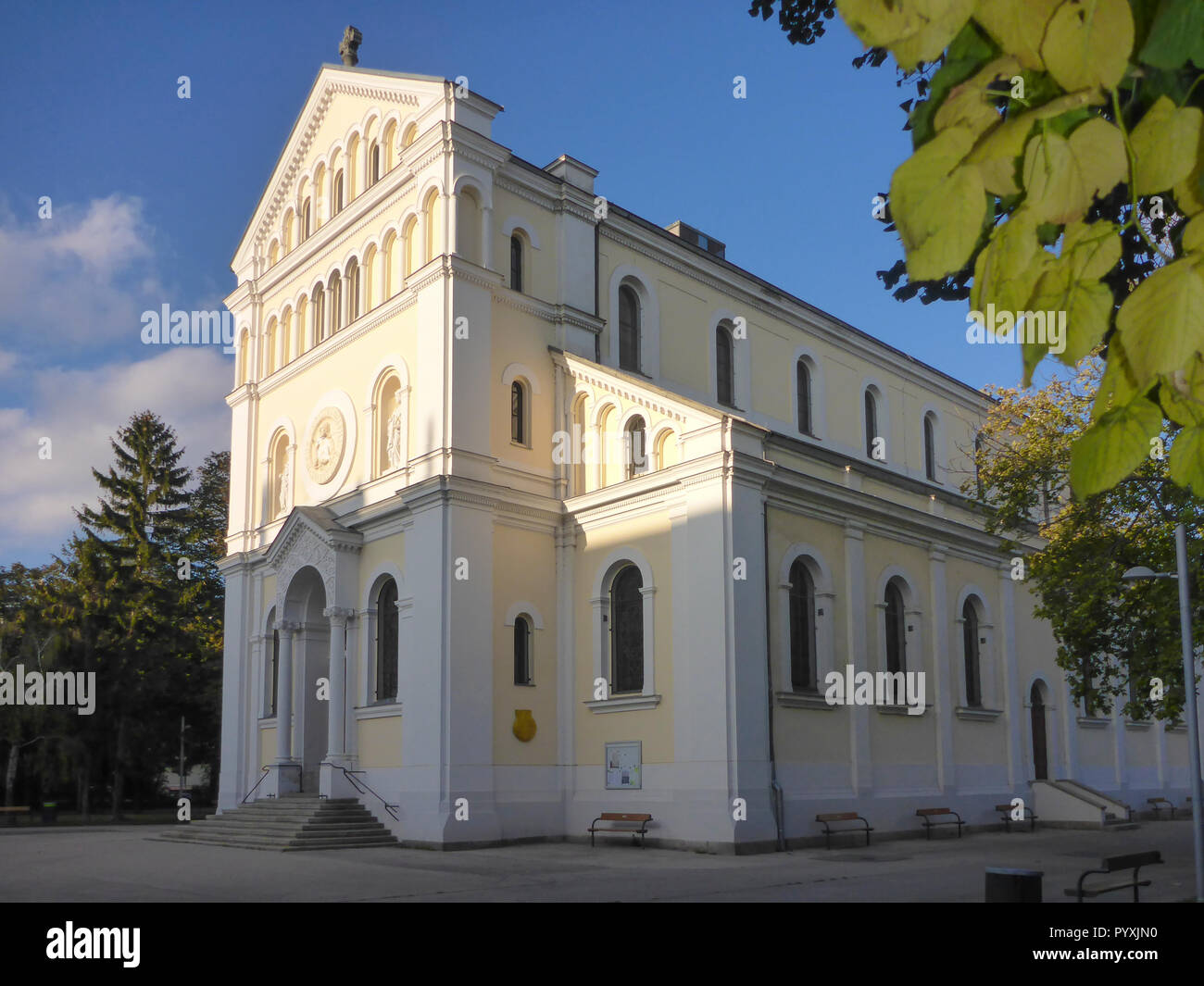 Wien, Wien: Kirche Herz Jesu im Stadtteil Kaisermühlen in 22. Donaustadt, Wien, Österreich Stockfoto