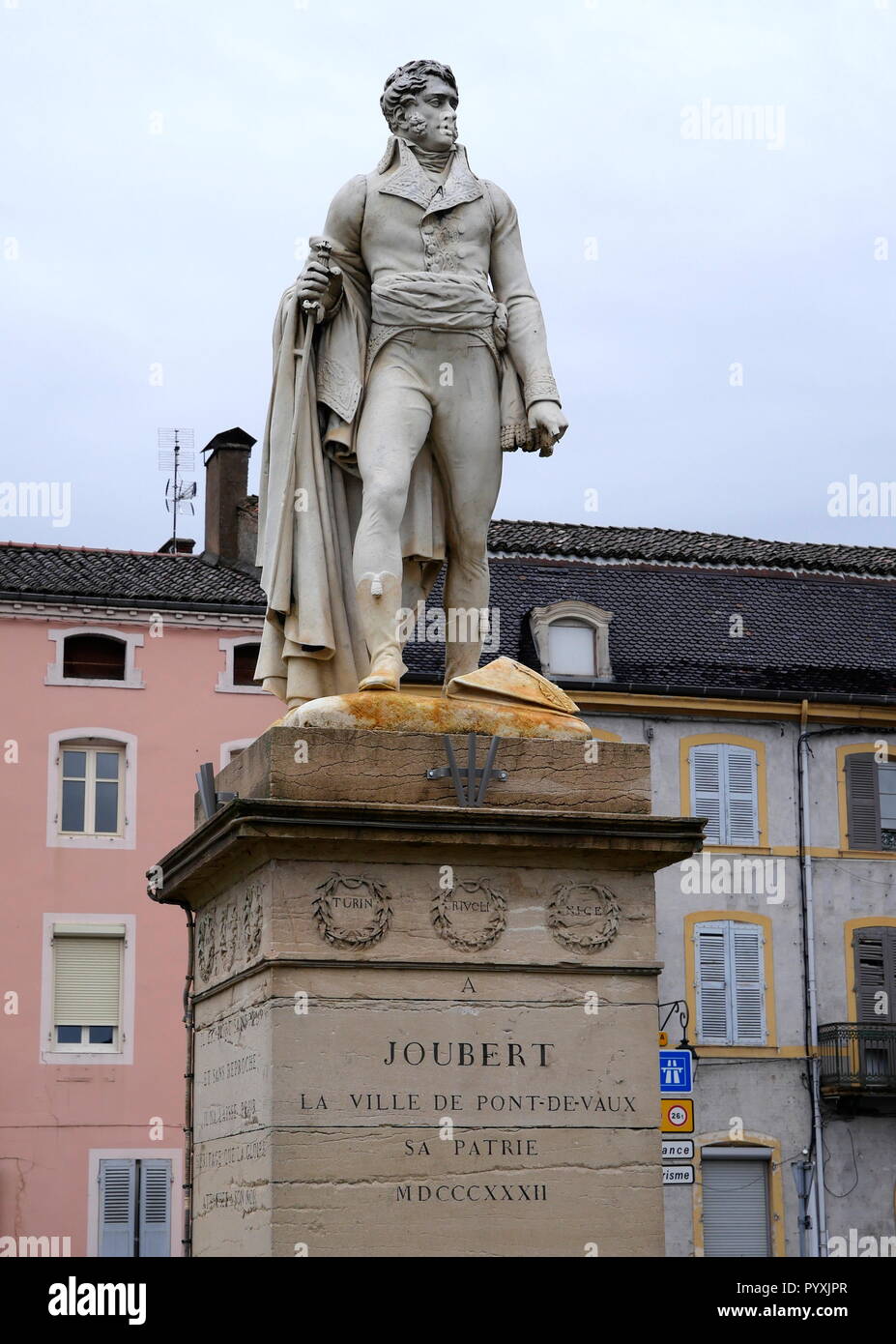 AJAXNETPHOTO. 2018. PONT DE VAUX, Frankreich. - Jugendliche allgemein - STATUE VON SOLDAT UND GENERAL BARTHELEMY CATHERINE JOUBERT (1769-1799) IM ZENTRUM DER STADT. JOUBERT hier geboren wurde, starb IN DER SCHLACHT VON NOVI, Italien. Foto: Jonathan Eastland/AJAX REF: GX8 180910 852 Stockfoto