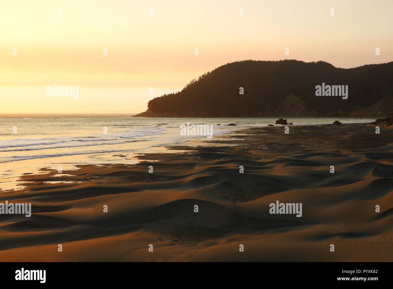 Warmen Sonnenuntergang über dem Pazifischen Ozean und den Strand, ein beliebter Ort für Surfer. Stockfoto