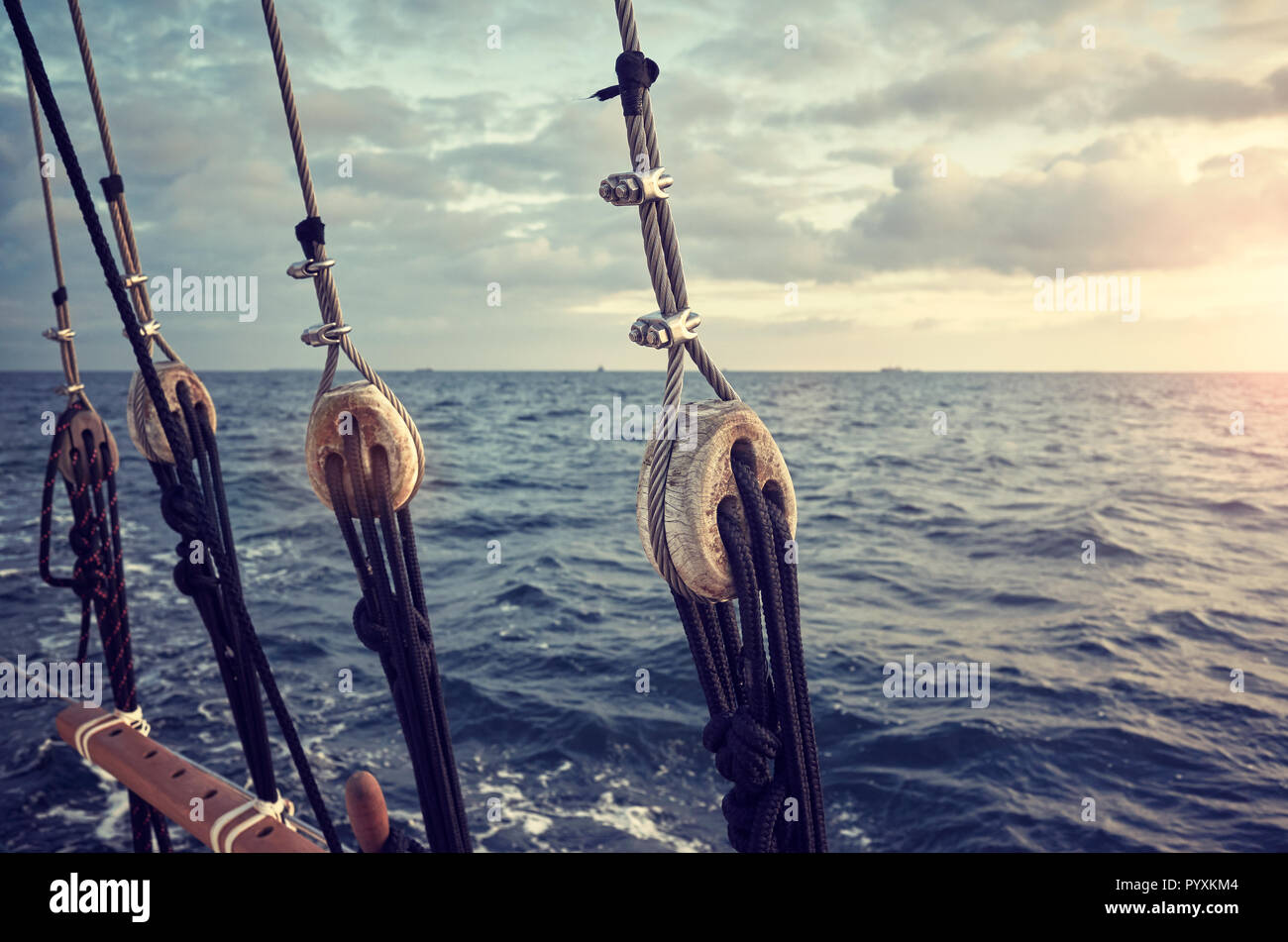 Rigging Elemente eines alten Segelschiff bei Sonnenuntergang, Farbe getonte Bild. Stockfoto