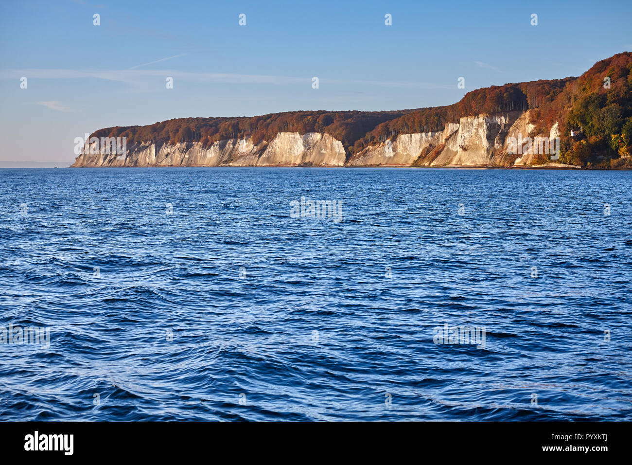 Ostseeküste mit Rügen (unter Denkmalschutz stehenden Häusern Rugia, Rügen) Kreidefelsen bei Sonnenaufgang, Deutschland. Stockfoto