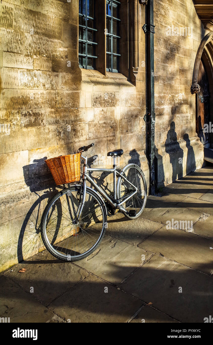 Cambridge Tourismus - Student Bike gegen die Wand des Trinity College der Universität Cambridge ruhen Stockfoto