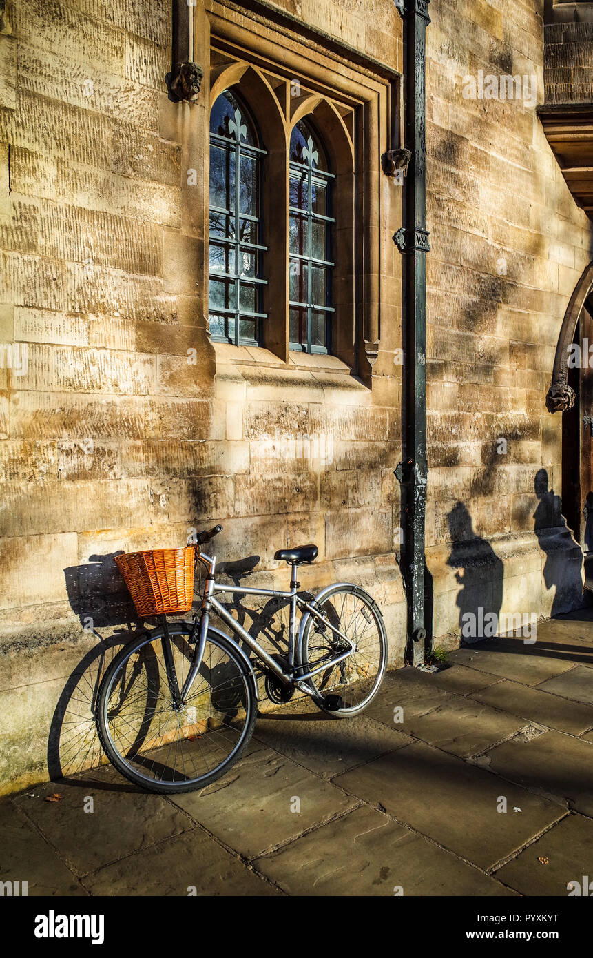 Student Bike - Cambridge Tourism - Student Bike ruht an der Wand des Trinity College, University of Cambridge Stockfoto