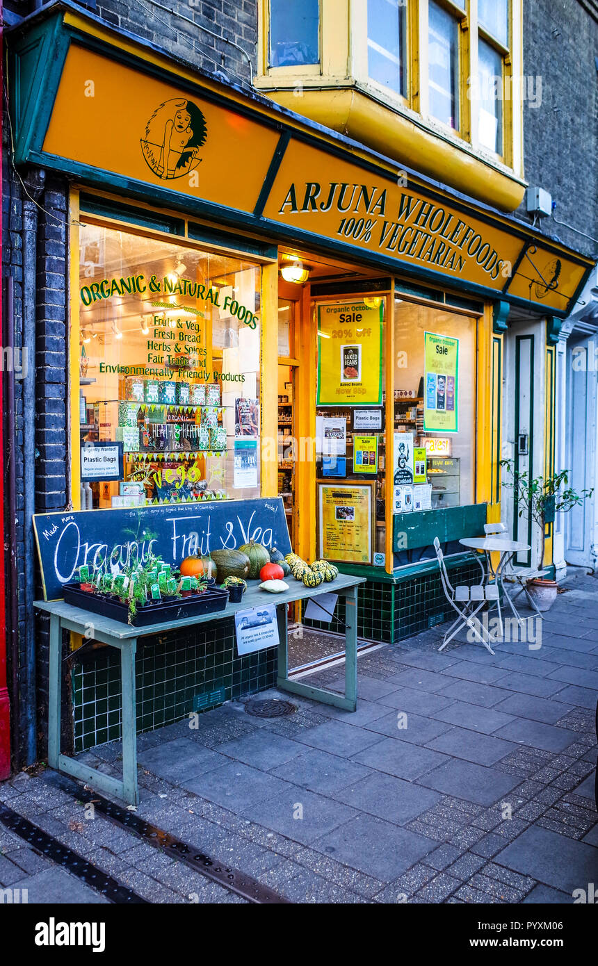 Die arjuna Vollwertkost Shop in Mill Road, Camden Cambridge, einen Bereich, in dem die unabhängige Geschäfte und Restaurants. Stockfoto