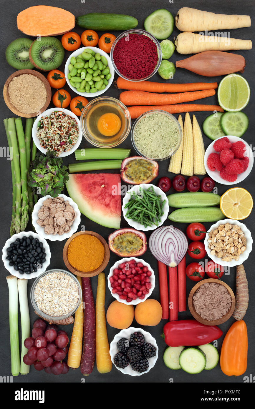 Super Food Konzept für eine gesunde Ernährung mit Obst, Gemüse, Getreide, Kräuter, Gewürze, Nahrungsergänzungsmittel, Pulver, Getreide und Körner. Stockfoto