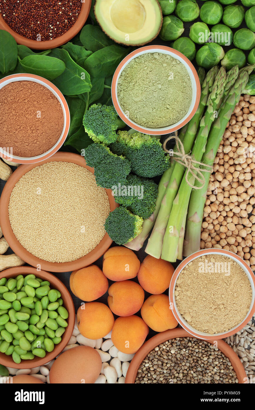 Proteinreiche Ernährung mit frischem Gemüse, getrocknete Früchte, Hülsenfrüchte, Nüsse, Milchprodukte, Ergänzung von Pulver, Körnern und Samen. Stockfoto