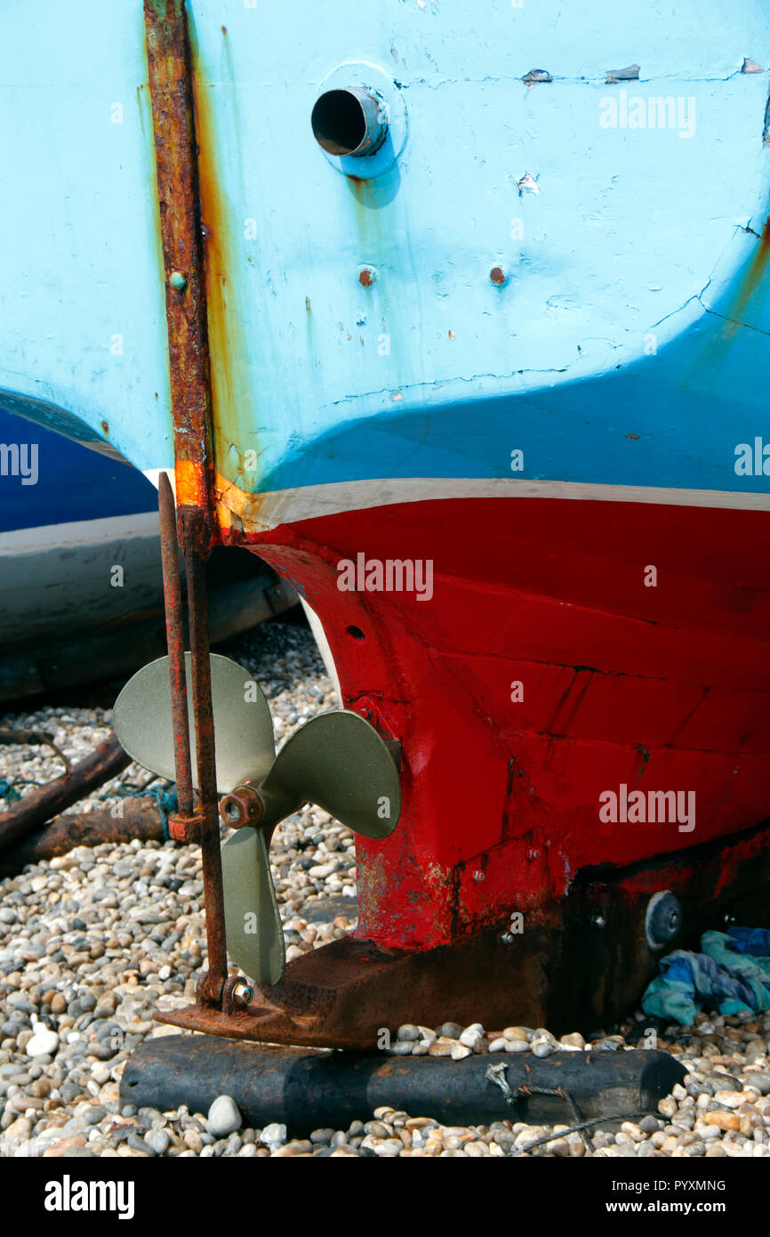 Der Stern von einem Fischerboot am Strand in Bier, Devon Stockfoto