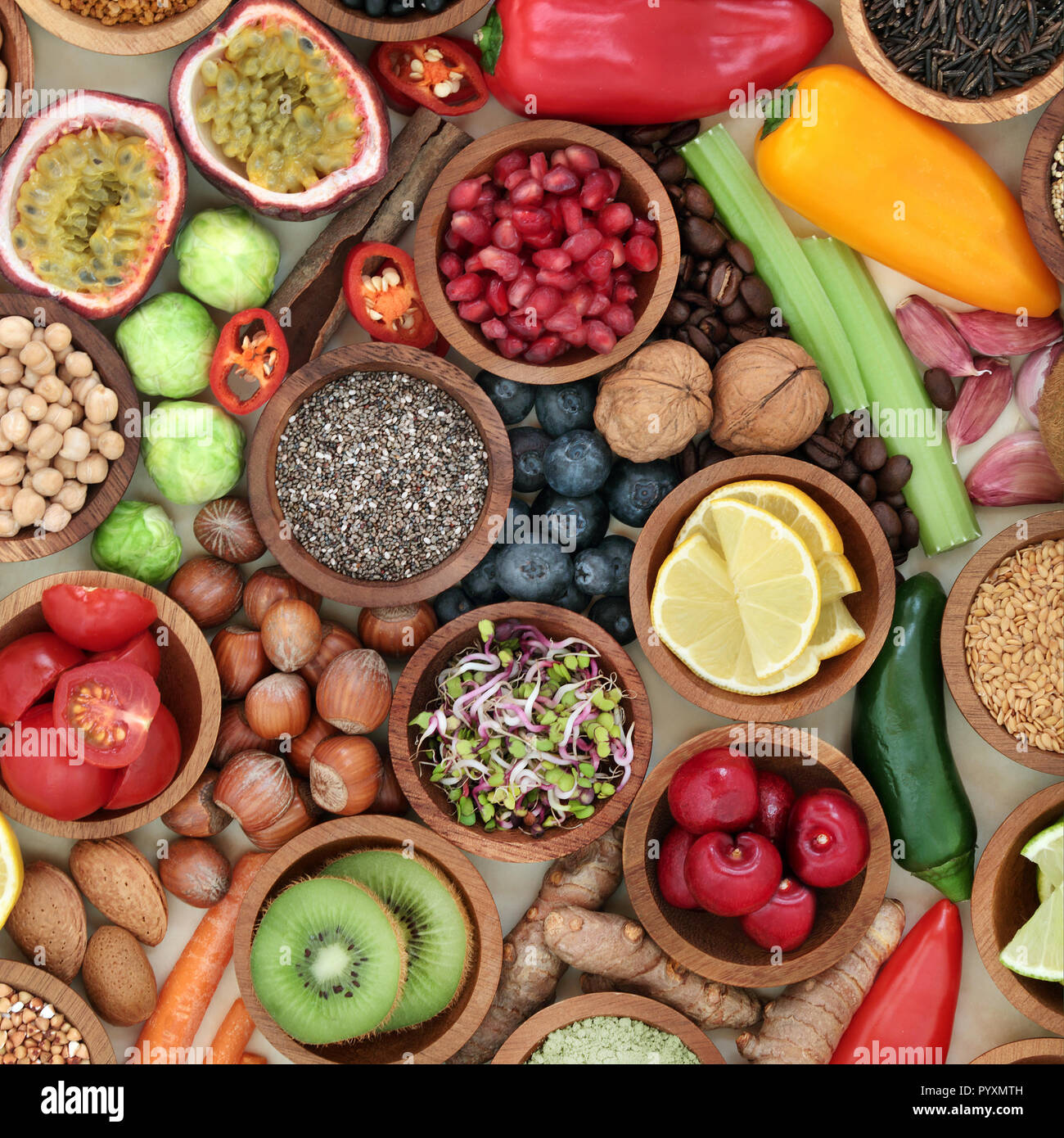 Gesundheit Nahrung für Fitness Concept mit frischem Obst, Gemüse, Körner, Nüsse, Samen, Kaffee, Kräutern und Gewürzen. Stockfoto