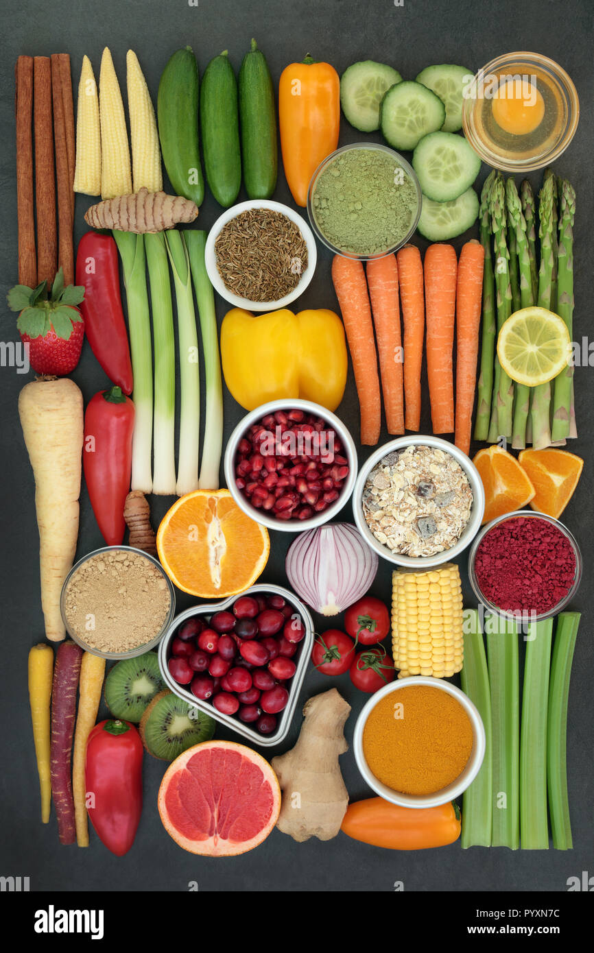Super Food Konzept für ein gesundes Leben mit Obst, Gemüse, Milchprodukte, Kräuter, Gewürze, zu ergänzen, zu Pulver und Getreide. Stockfoto