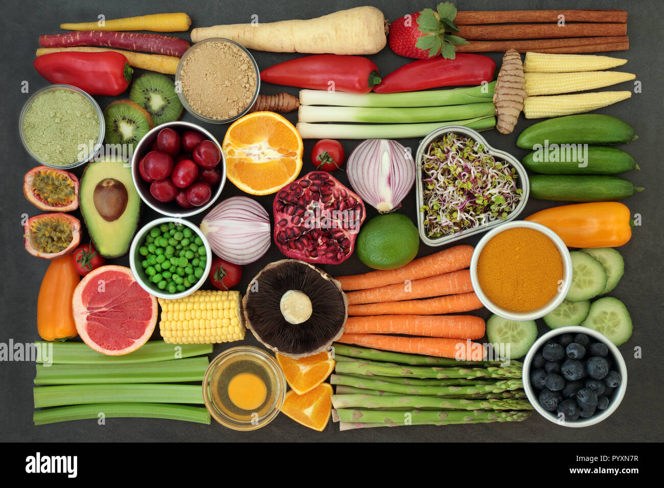 Gesundheit Nahrung für sauber essen Konzept mit frischem Obst, Gemüse, Milchprodukte, zu ergänzen, zu Pulver, Kräutern und Gewürzen. Stockfoto