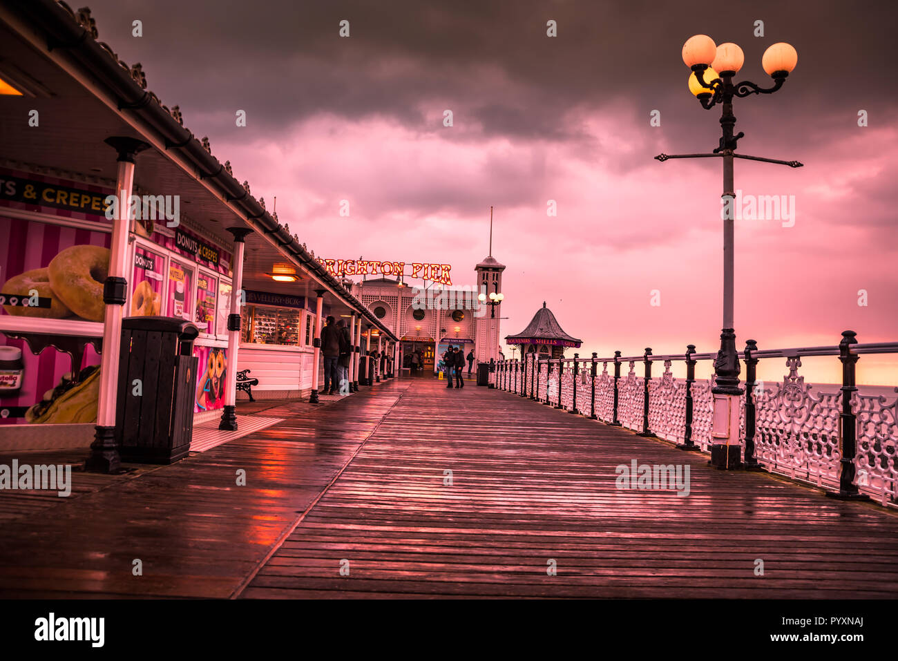 Brighton, UK. Brighton Pier bei Sonnenuntergang Stockfoto