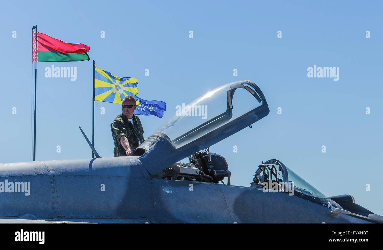 Belarus, Baranowitschi Flugplatz. Air Show 20.06.2015: Schwere militärische Mann in Schwarz Gläser stehen in der Nähe der MiG-29 Fighter der Belarussischen Air Force Stockfoto