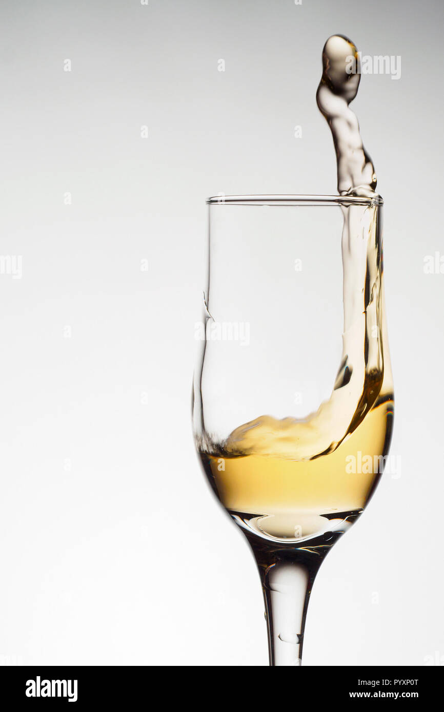 Ein elegantes Glas mit Champagner mit Splash. Urlaub Karte Weihnachten, Neujahr, Hochzeit. Feier Konzept Werbung Design Stockfoto