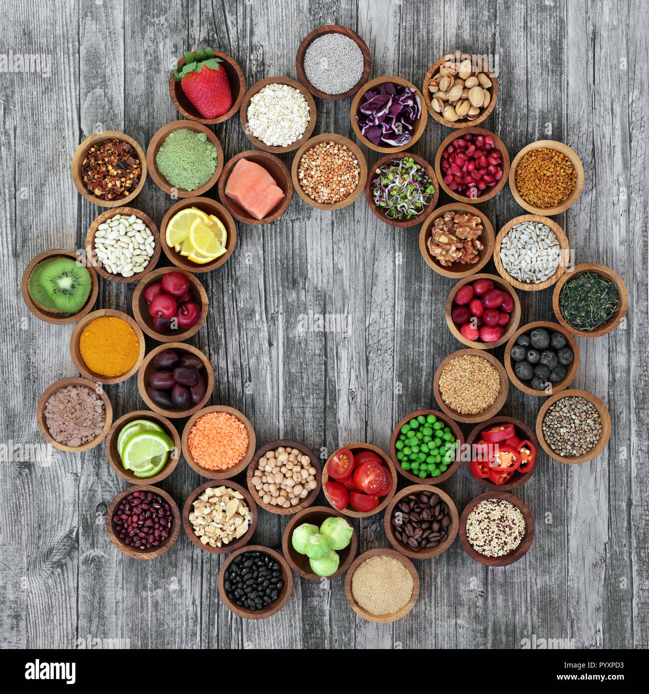 Gesundheit Nahrung für Fitness Concept bilden ein Rad mit frischem Obst, Gemüse, Beilage Pulver, Hülsenfrüchte, Kräuter, Körner und Müsli. Super Foods Stockfoto