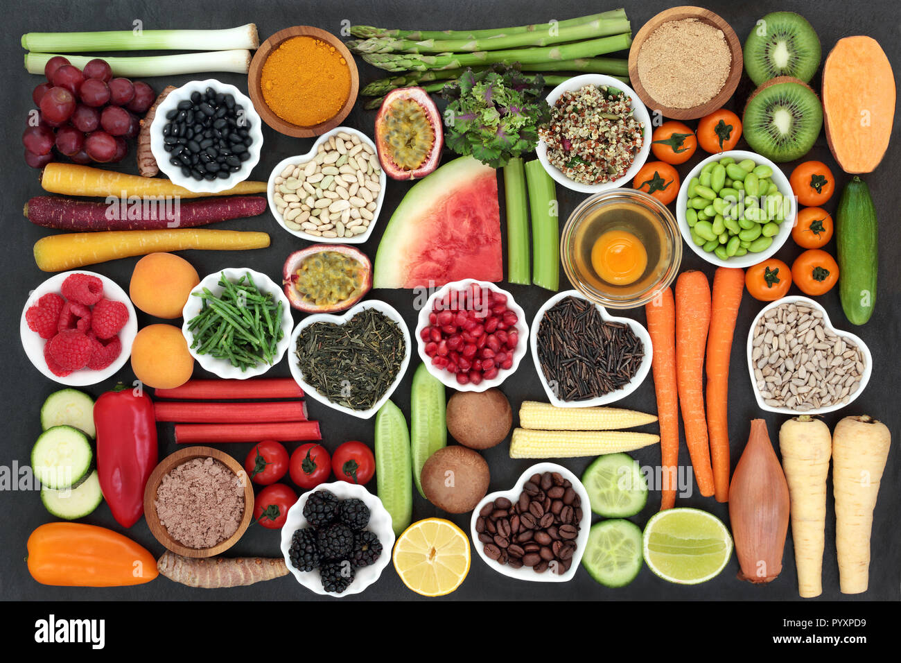 Gesundheit Nahrung für sauber essen Konzept einschließlich Getreide, Samen, Kaffee, zu ergänzen, zu Pulver, frisches Obst, Gemüse und Milchprodukten. Hoch in den Antioxydantien, Pro Stockfoto