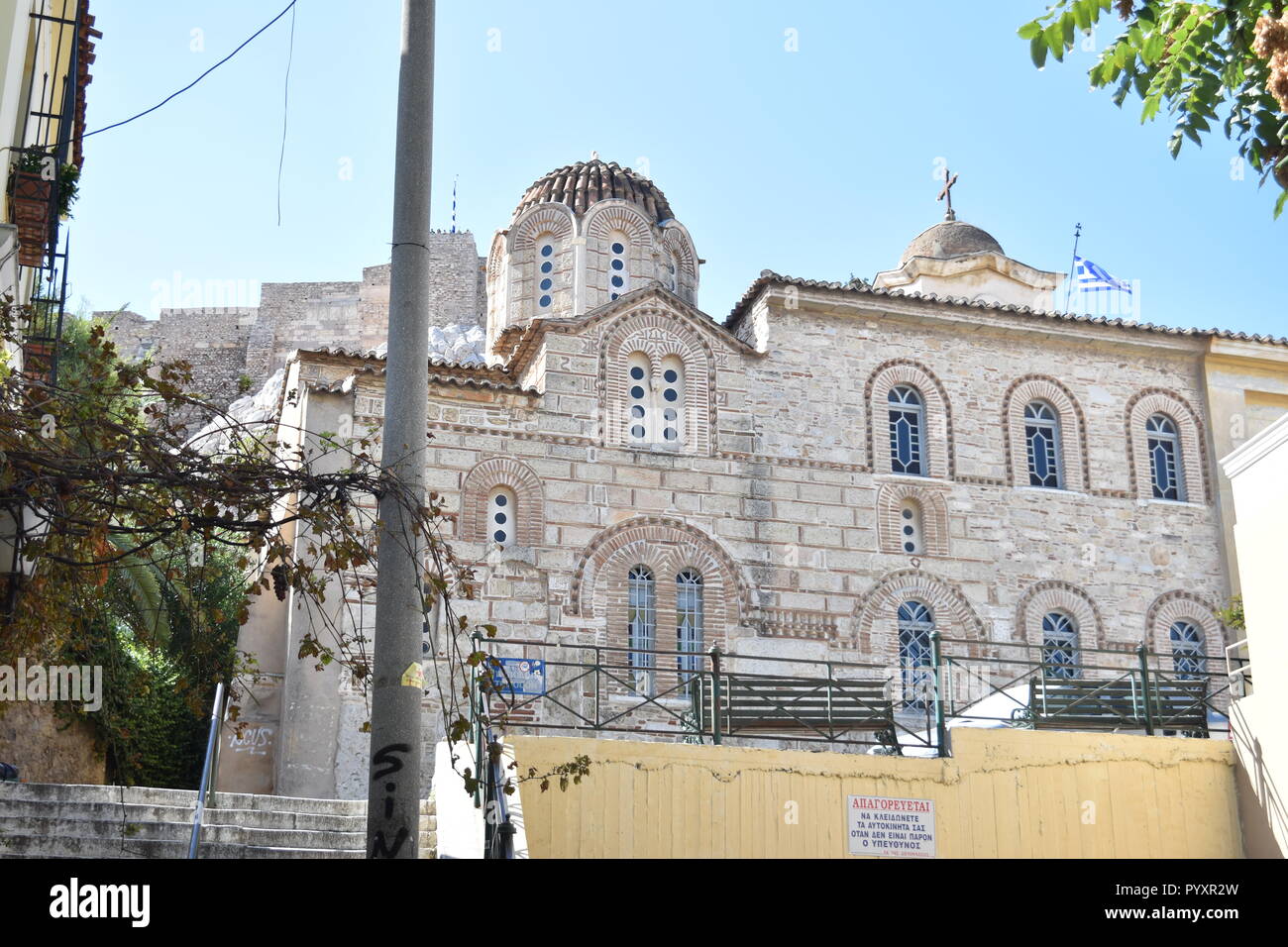 Orthodoxe Kirche und auf die Akropolis in Athen anzeigen Stockfoto