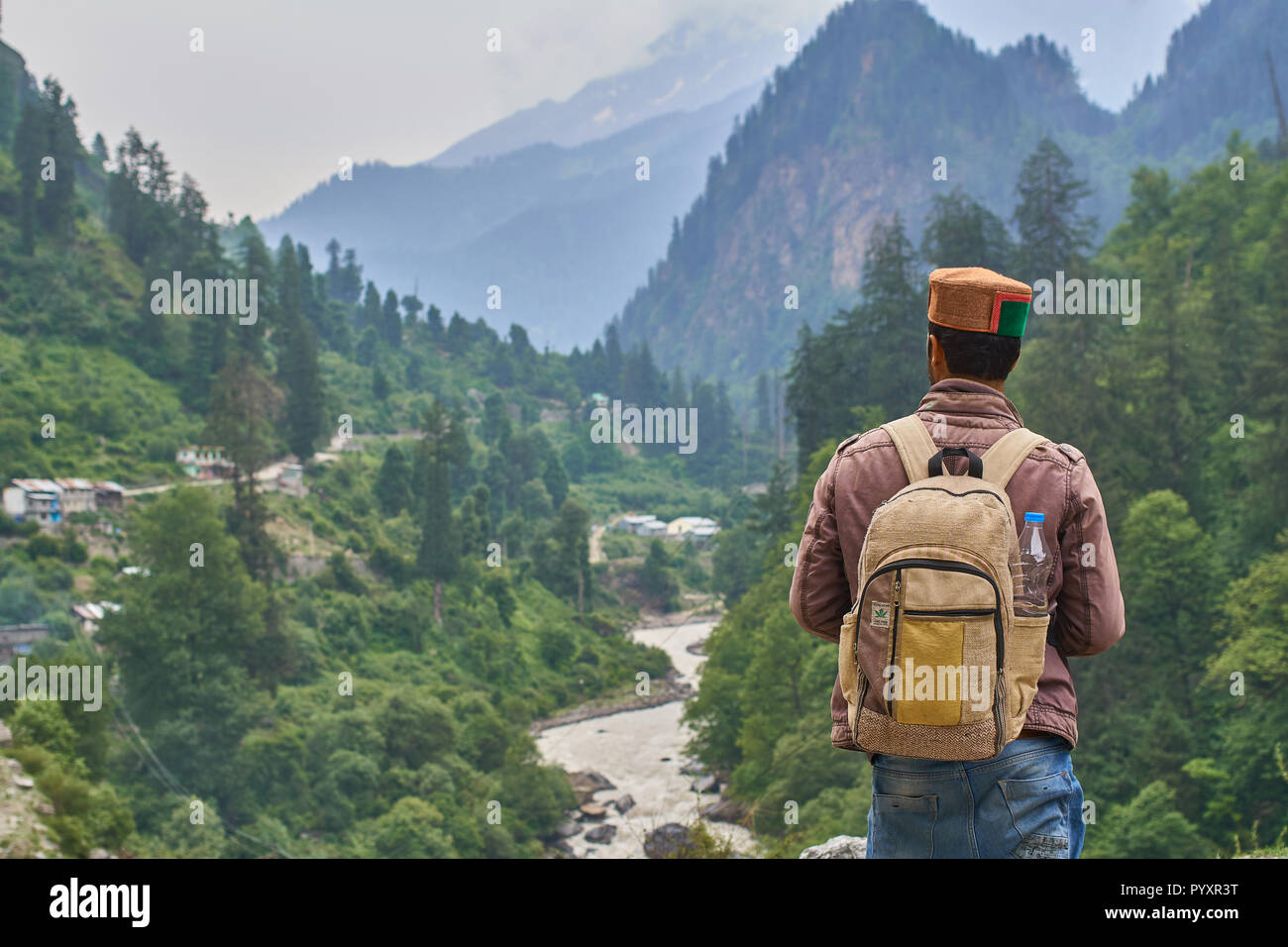 Indische Touristen über ein Tal an einem bewölkten Sommertag im indischen Himalaya. Stockfoto