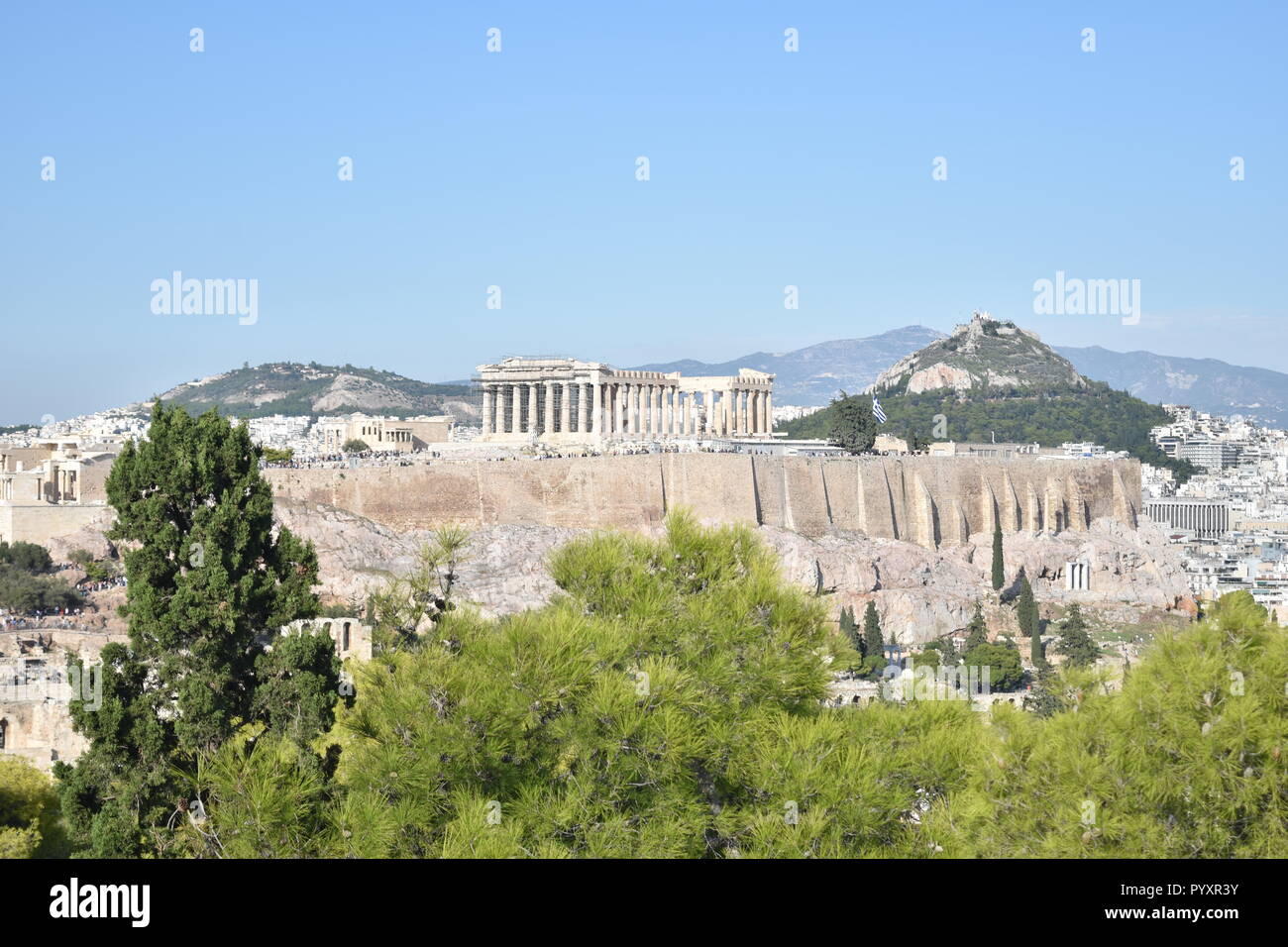 Blick auf die Akropolis und den Lycabettus Hügel in Athen Stockfoto