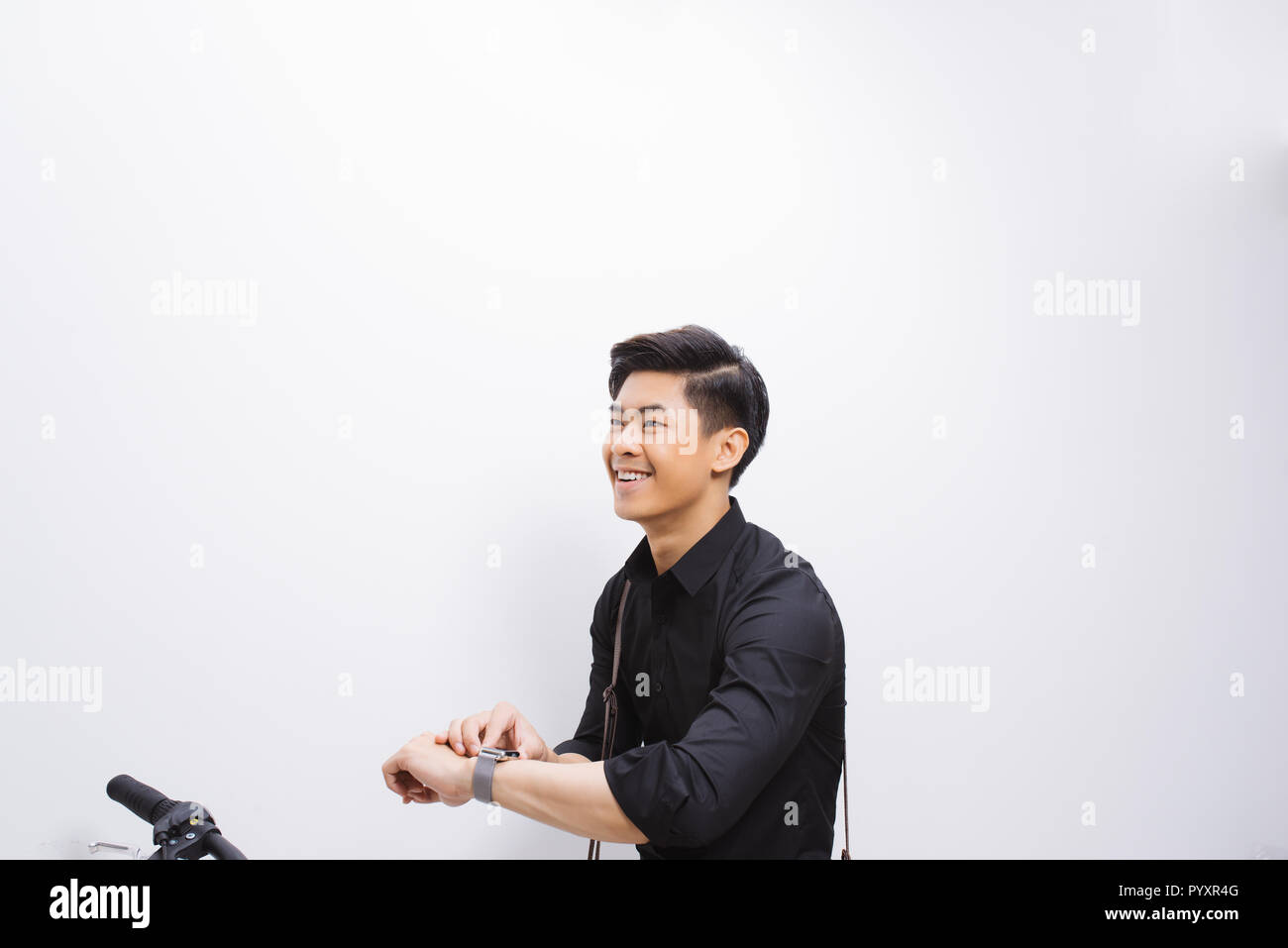 Stattliche hipster genießen Sie eine Fahrt mit dem Fahrrad und Überprüfung auf seine Armbanduhr. Stockfoto