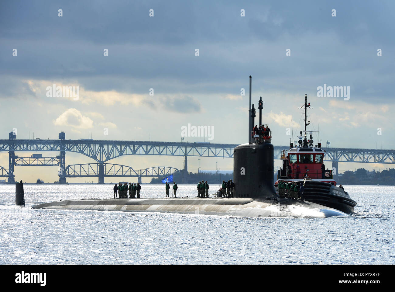 GROTON, Anschl. (23. 29, 2018) Das Virginia - Klasse, Schnell-Angriffs-U-Boot USS Indiana (SSN789) die Durchfuhr der Themse, wie es in Ihrem neuen Heimathafen der Naval Submarine Base New London in Groton, Connecticut, Okt. 29 ankommt. Das U-Boot haben den Übergang von der Werft zu einem voll funktionsfähigen, combat ready"-Schiff nach dem offiziellen Beitritt zur Flotte auf Sept. 29, Während einer Inbetriebnahme Zeremonie in Port Canaveral, Florida. (U.S. Marine Foto von Mass Communication Specialist 1. Klasse Steven Hoskins/Freigegeben) Stockfoto