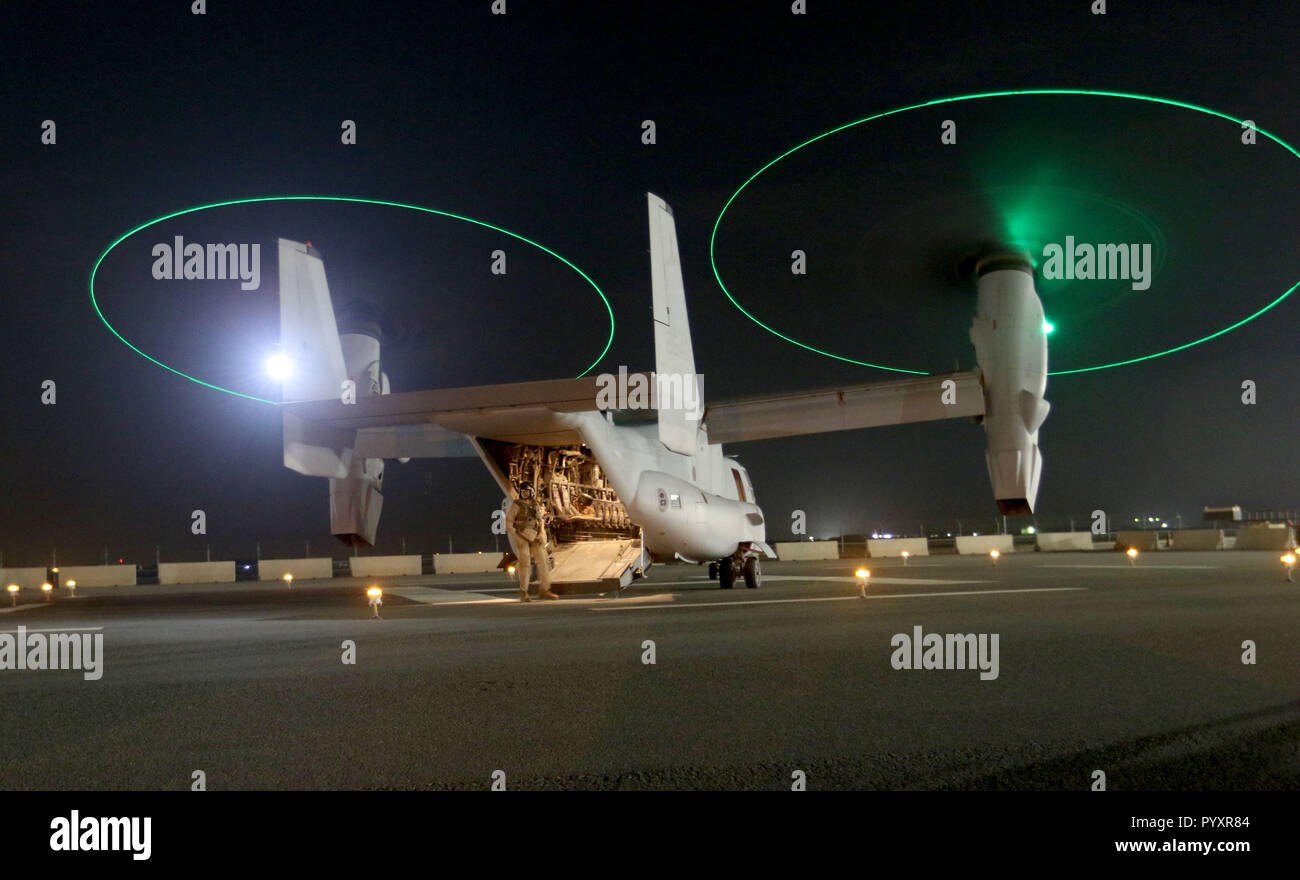 CAMP ARIFJAN, Kuwait - ein US Marine Corps MV-22 Osprey tiltrotor aircraft Crew bereitet sich für US-Army Central (ARCENT) medizinische Soldaten ihre Ausbildung auf dem Gebiet der Be- und Entladung ein Wurf am Okt. 25, 2018 zu beginnen. (U.S. Armee Foto: Staff Sgt. Matthäus Keeler) Stockfoto