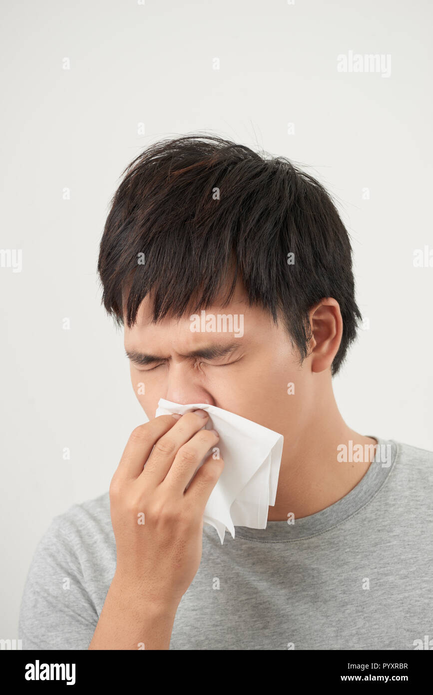 Mann ist krank und Niesen mit weißem Hintergrund, asiatische Stockfoto