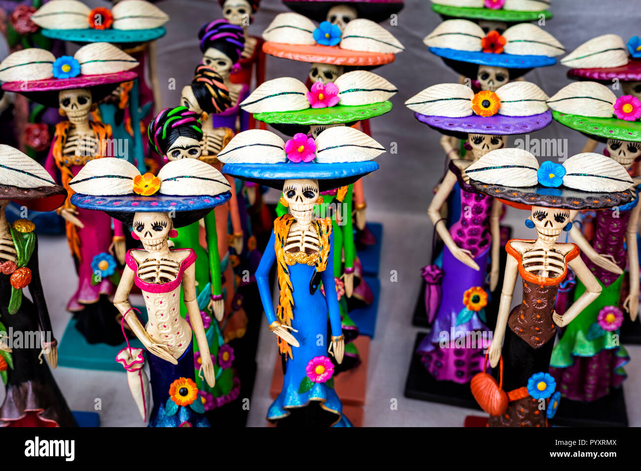 Eine Gruppe von "catrinas' mit fancy Hüte in einem Capula, Michoacán, Mexiko Straße Markt. Stockfoto