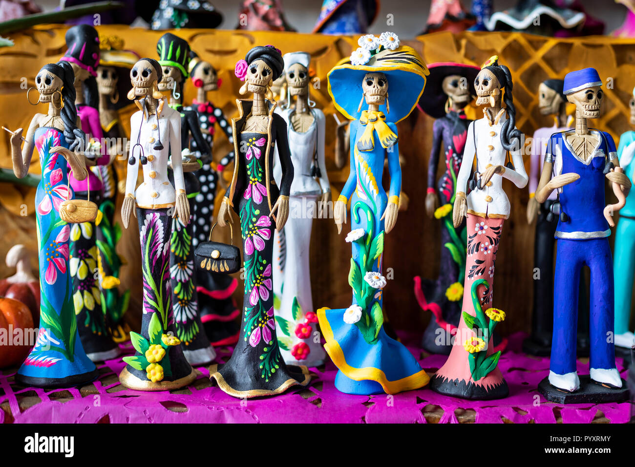 Eine Gruppe von catrinas'' aus verschiedenen Berufe hängen in einem Capula, Michoacán, Mexiko Straße Markt. Stockfoto
