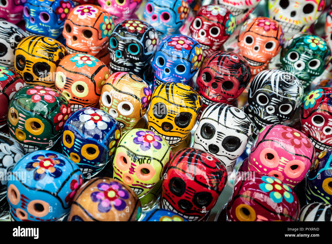 Bunte Keramik Schädel in der Ciudadela Markt in Mexiko Stadt. Stockfoto