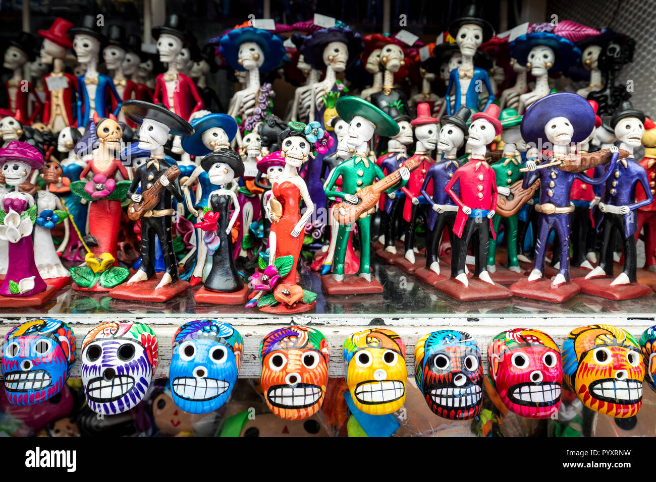 Bunte Tag der Toten Figuren in der Ciudadela Markt in Mexiko Stadt. Stockfoto