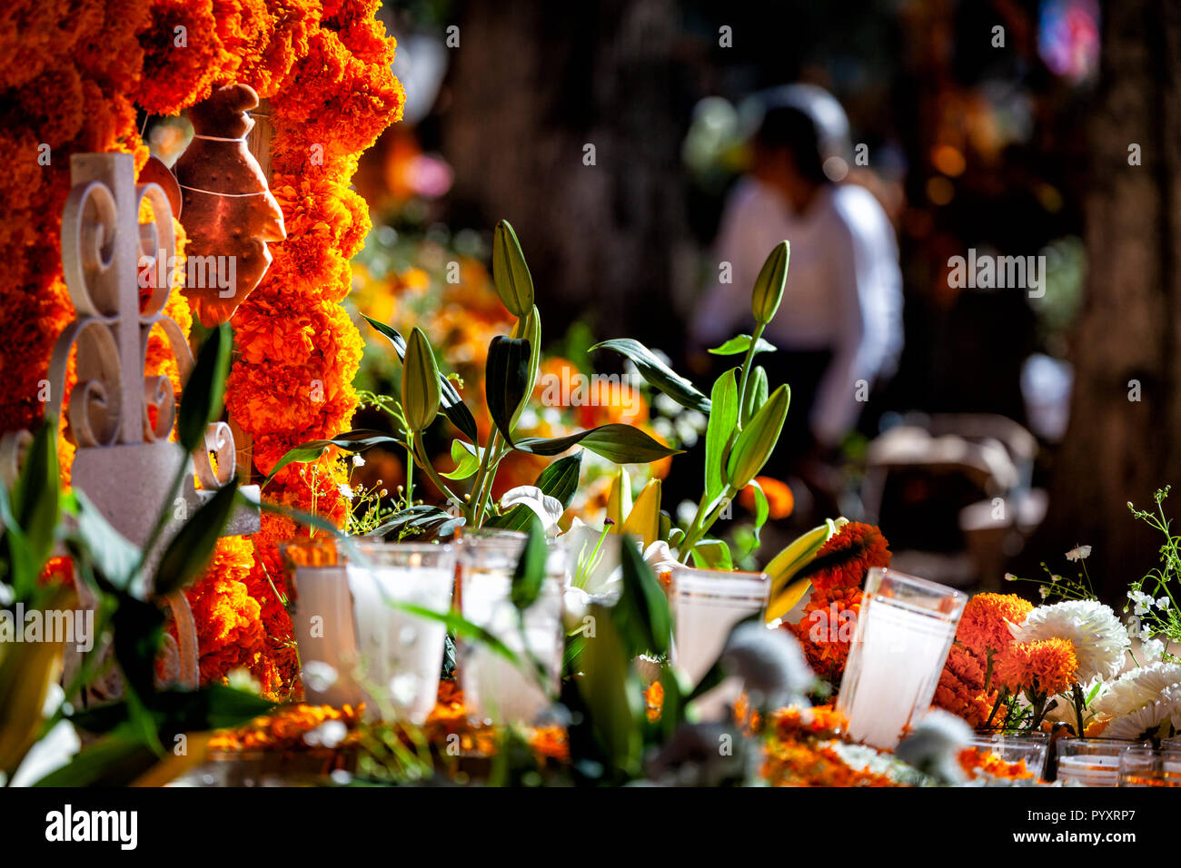 Blumen und Kerzen schmücken die Patzcuaro, Michoacán Friedhof während der Tag der Toten, Mexiko. Stockfoto
