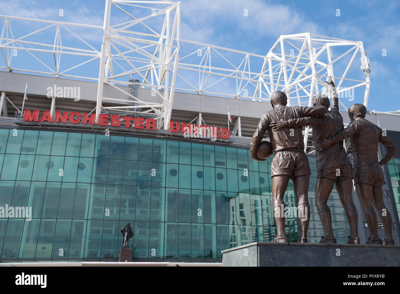 Statue für den besten Spieler, Recht, und Charlton im Old Trafford, Manchester United Fußball Stadion. Manchester, England. Stockfoto