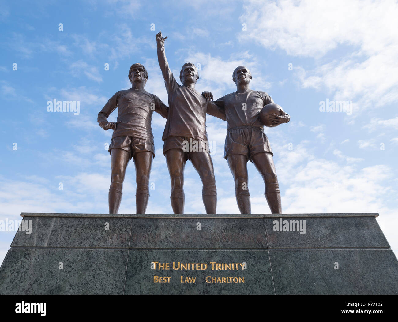 Statue für den besten Spieler, Recht, und Charlton im Old Trafford, Manchester United Fußball Stadion. Manchester, England. Stockfoto