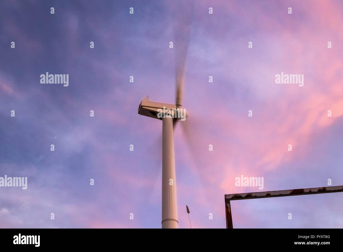 Windmühlen bei Sonnenuntergang Palm Springs Stockfoto