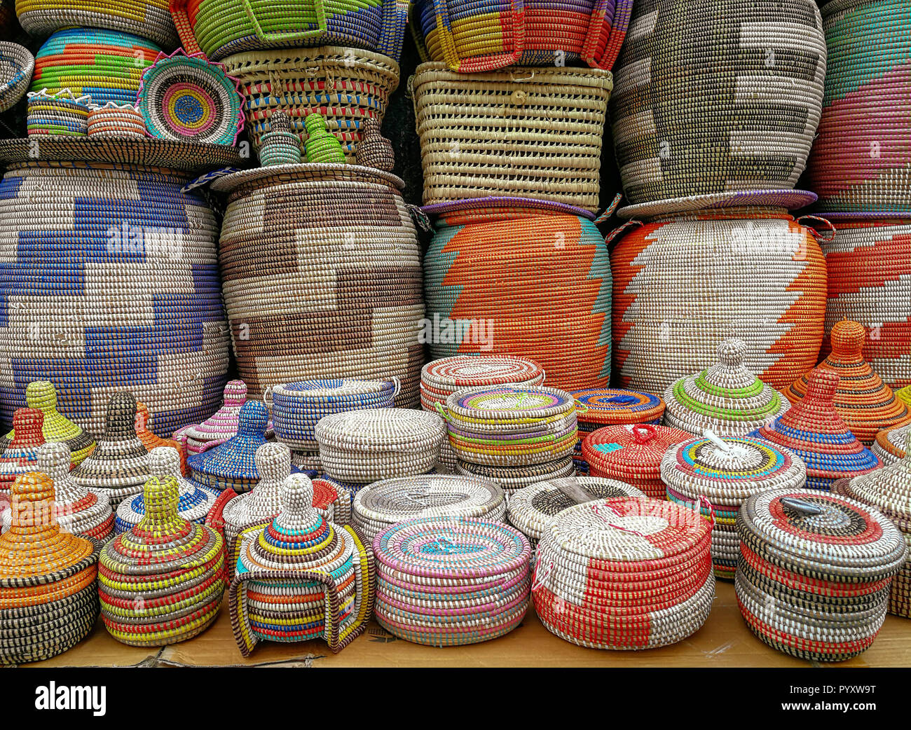 Bunt geflochtenen Körben zum Verkauf an eine mediterrane Markt Stockfoto