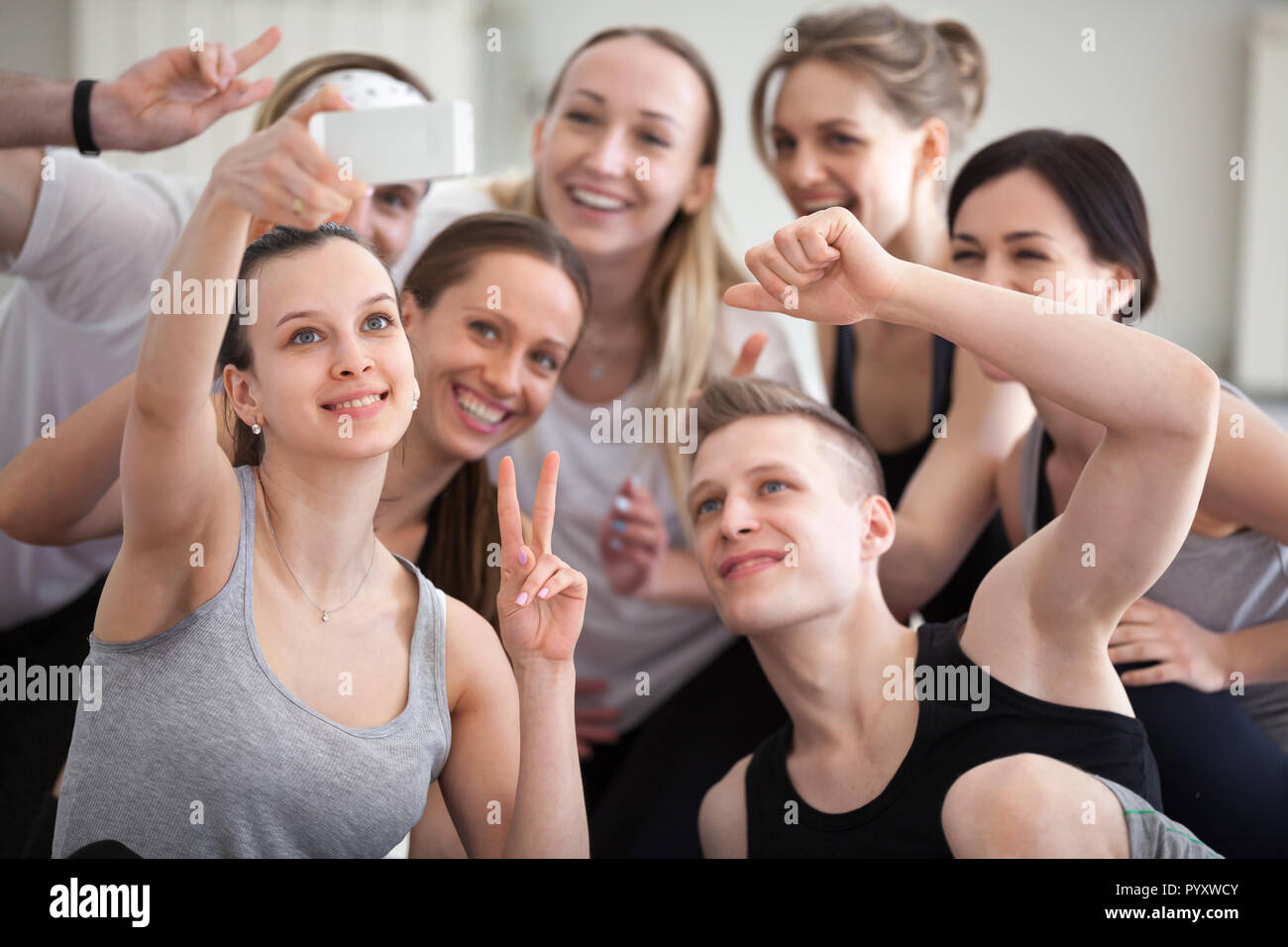 Sportliche athletische tausendjährigen Menschen selfie im Innenbereich Stockfoto