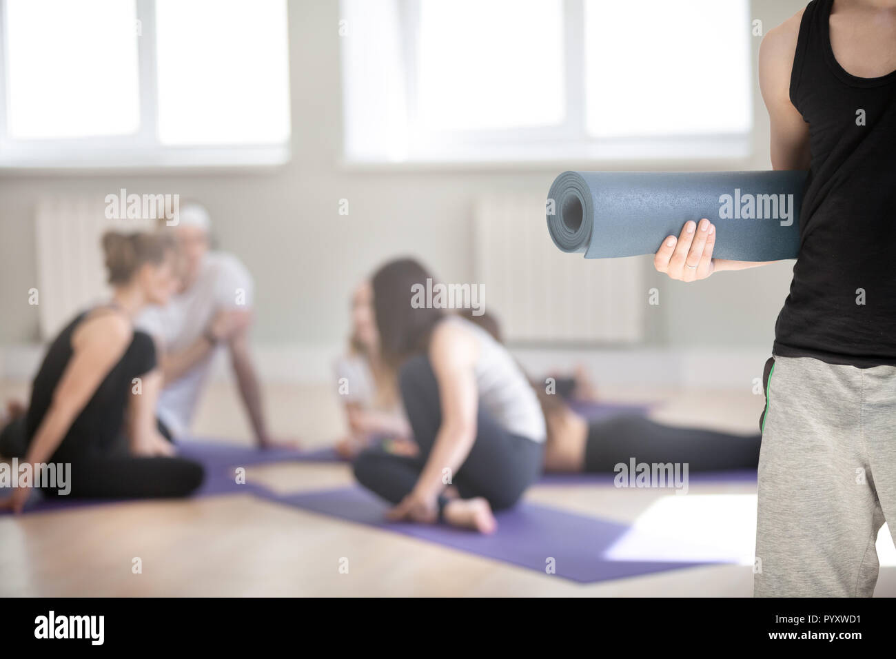 Nicht erkennbare Mann, Yoga mat-Gruppe sportliche Menschen auf hinterg Stockfoto