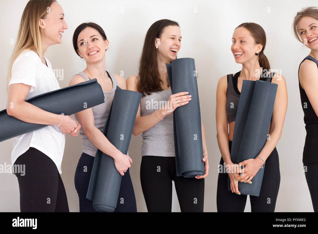 Sportliche Mädchen Reden halten Yoga Matten nach dem Workout Stockfoto