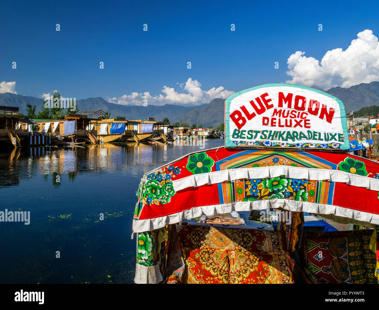 Komfortable shikaras sind bekannt für eine entspannte bootride am Dal Lake Stockfoto