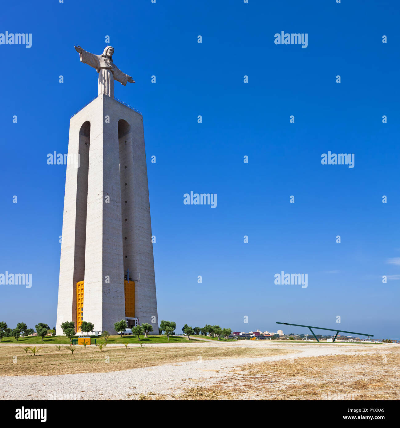 Statue Cristo-Rei auf der Cristo Rei oder König Christus Heiligtum in Almada. Die zweite meistbesuchte Heiligtum in Portugal und ein Wahrzeichen von Lissabon Stockfoto