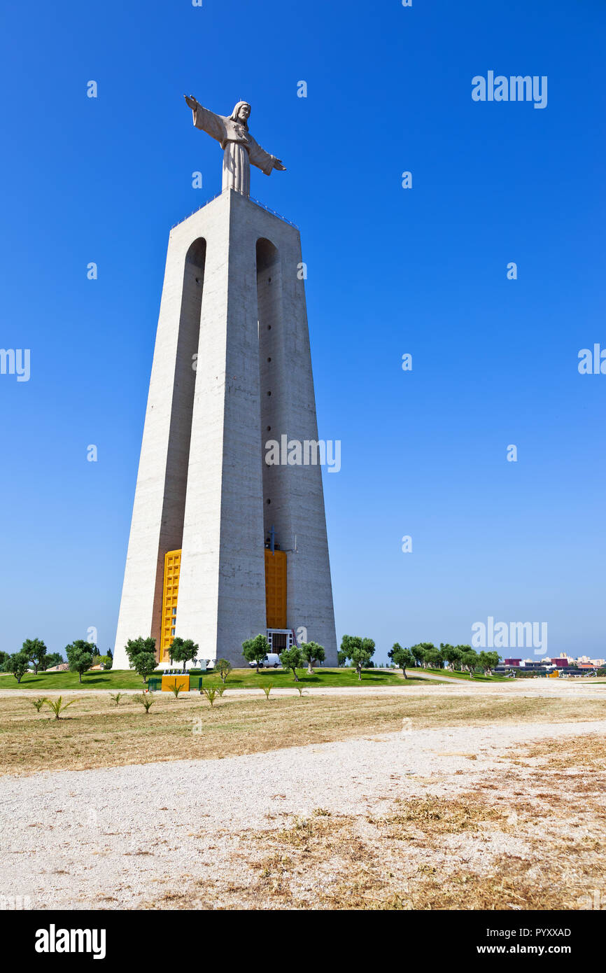 Statue Cristo-Rei auf der Cristo Rei oder König Christus Heiligtum in Almada. Die zweite meistbesuchte Heiligtum in Portugal und ein Wahrzeichen von Lissabon Stockfoto