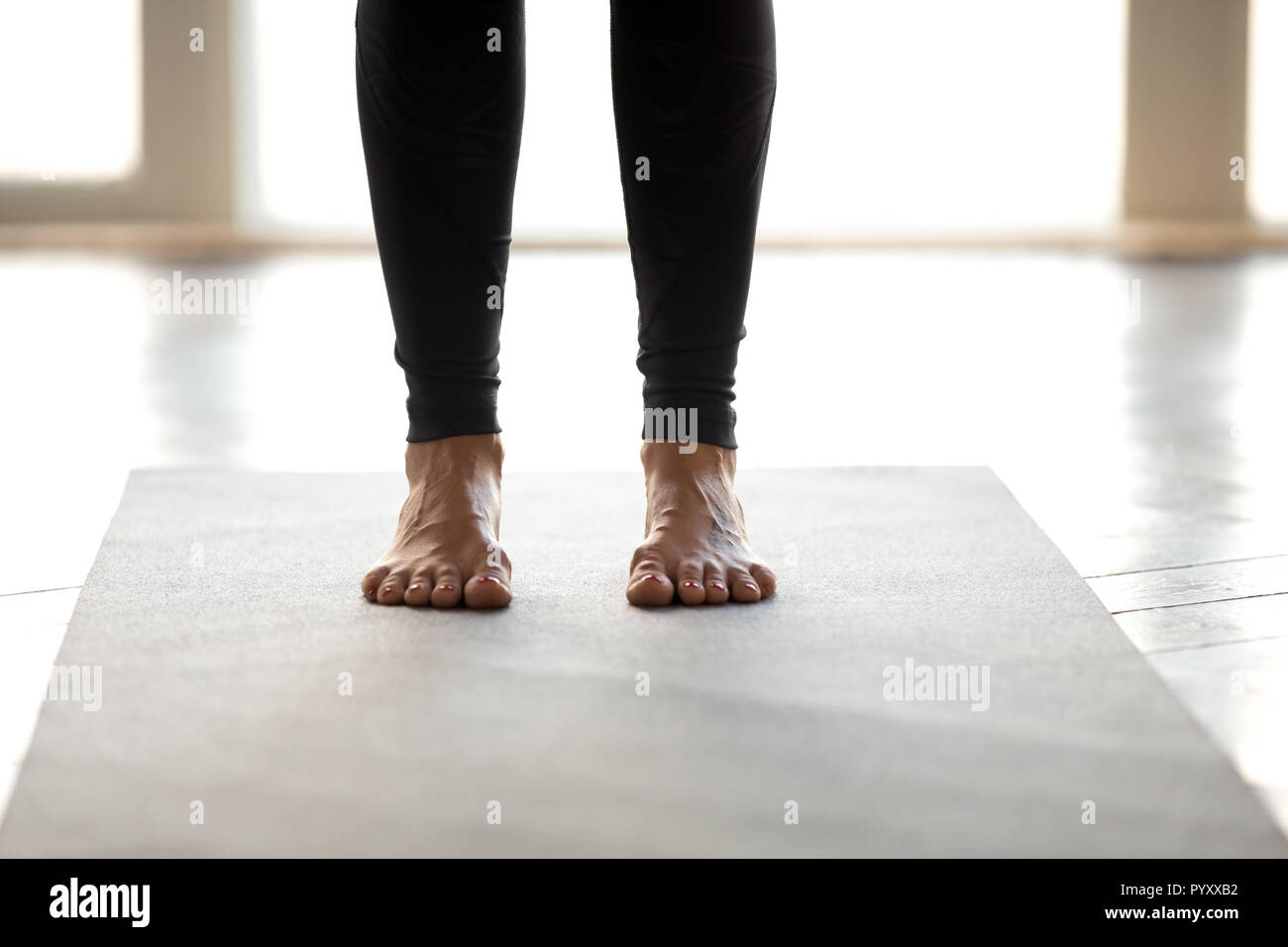 Sportliche Frau Üben Yoga, Bein und Fuß Stärkung e Stockfoto