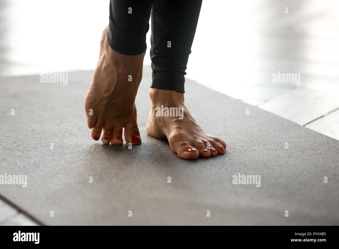 Sportliche Frau Üben Yoga, Übungen für stärkere Füße Stockfoto