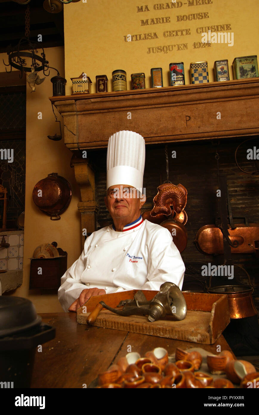 Collonges au Mont d'Or (Ost-West-Zentrum Frankreichs, in der Region Rhône-Alpes). 2006/03/03. Berühmten Chefkoch Paul Bocuse in der Küche seines Restaurants Stockfoto