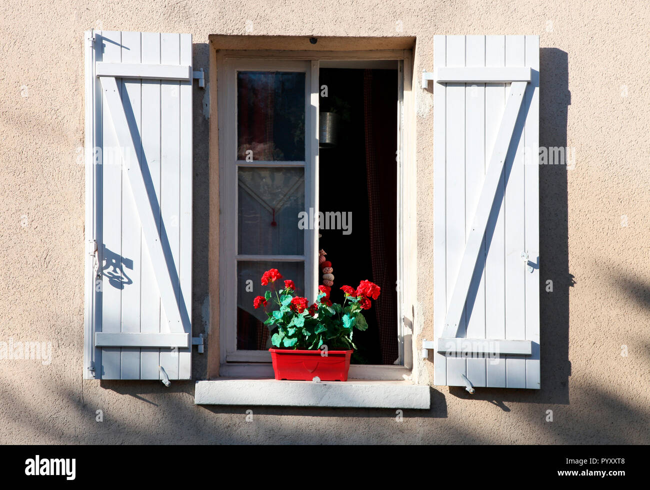 Fenster mit Fensterläden in Conflans, Normandie Stockfoto