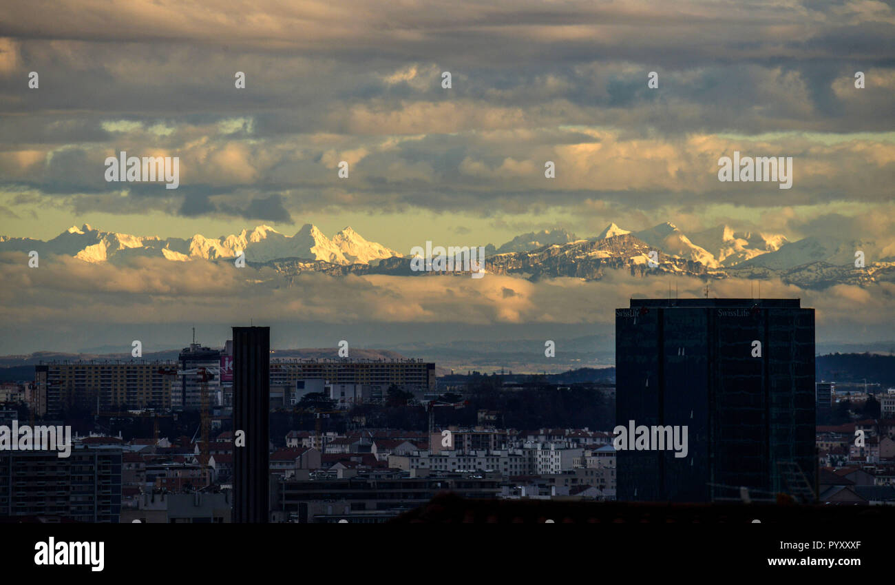 Lyon (Frankreich). Wolkenkratzer im Ortsteil La Part-Dieu bei Einbruch der Nacht, nach der Verabschiedung des Eleanor Sturm, mit den Alpen Schnee-Cove Stockfoto