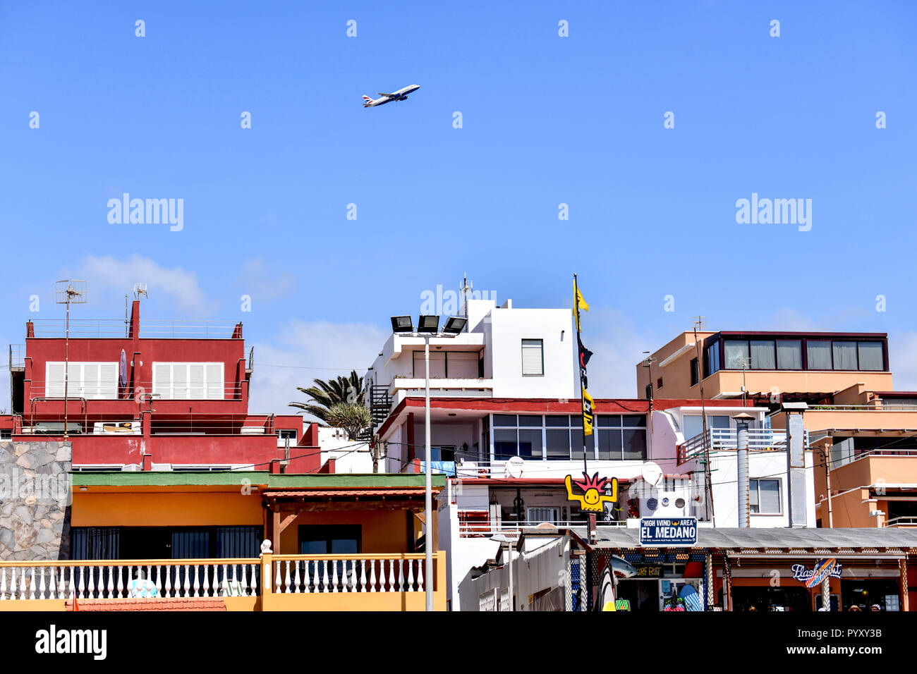 Spanien, Kanarische Inseln: Teneriffa. Flugzeug und fliegen über den Badeort El Medano und ihren Häusern mit bunten Fassaden. *** Local Gap Stockfoto